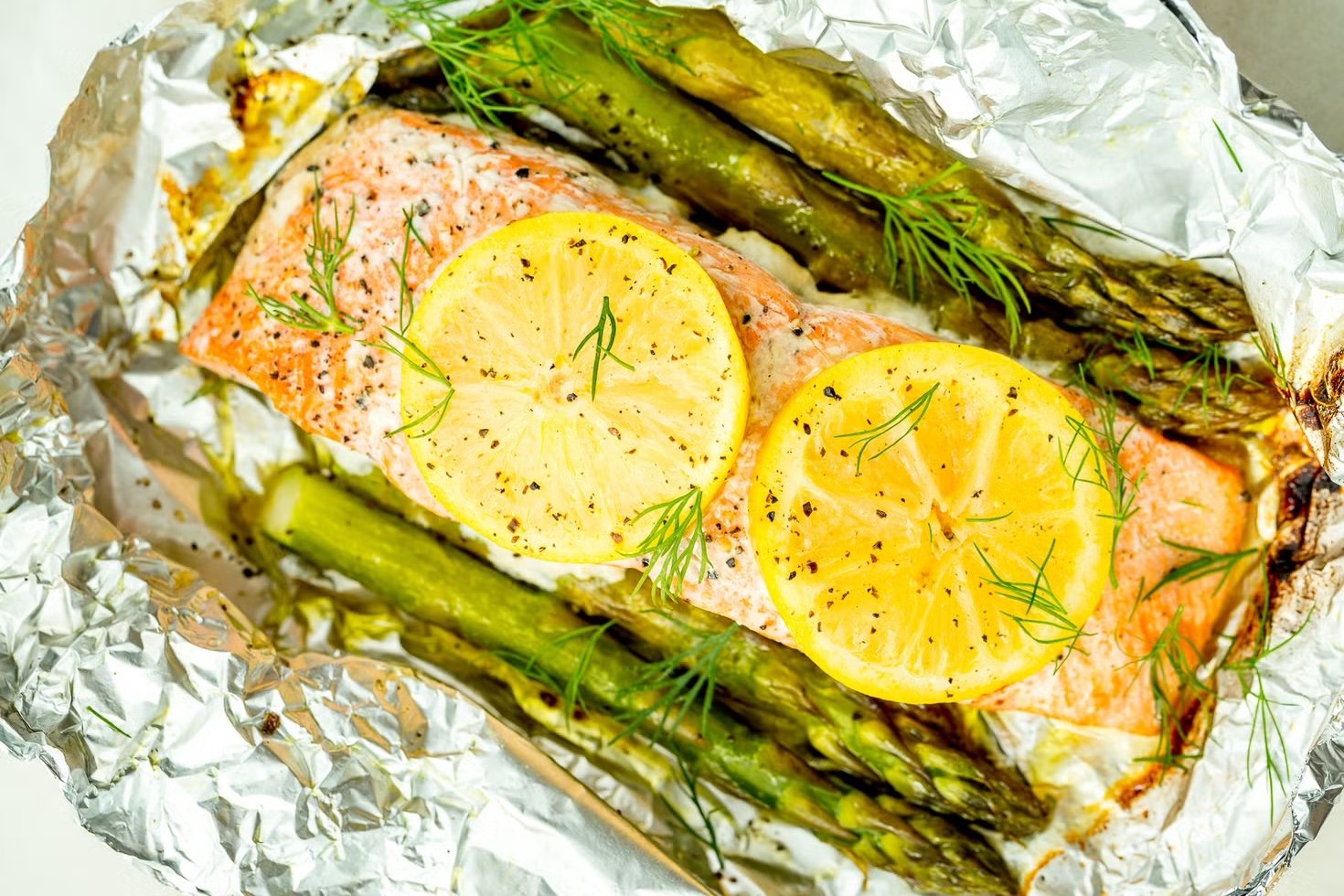 Grilled fish with lemon and asparagus